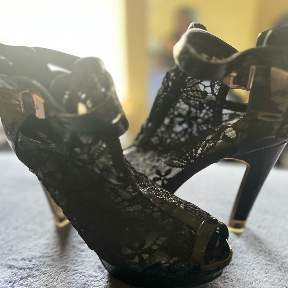 Black lace platform shoes